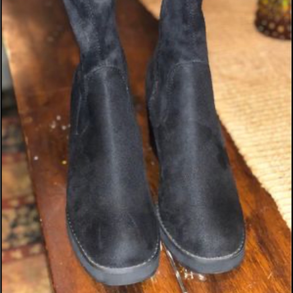 Ankle high suede black chunky heel boots with side zipper